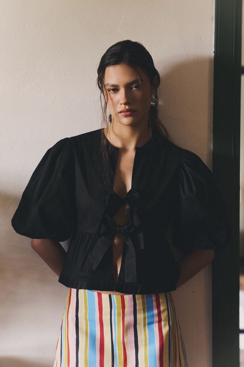negro, blusa, amarrar